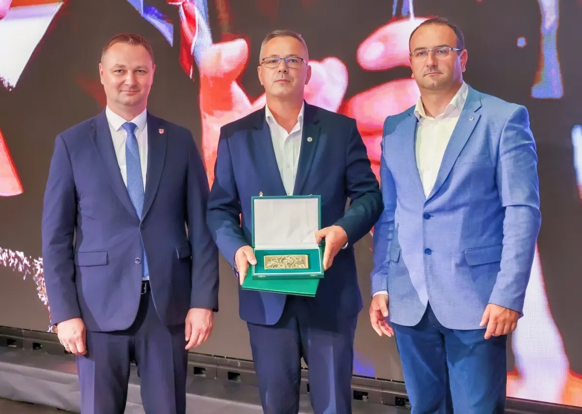 O WhatsApp Image 2025 10 11 at 15 53 22 1200